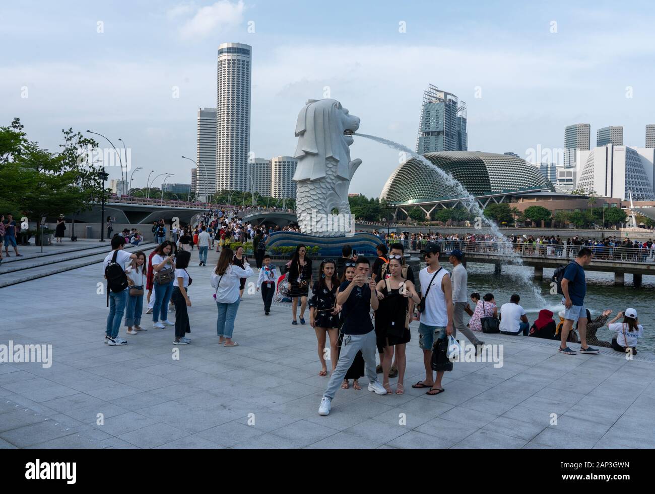 Singapore, Singapore , il 17 gennaio , 2020 : turisti preso le foto nelle vicinanze del Merlion Foto Stock