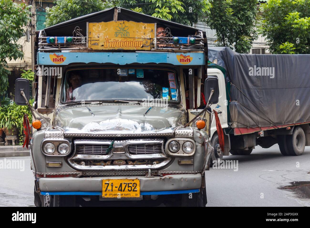 Bangkok, Tailandia - 25 Settembre 2012: in vecchio stile Isuzu Truck in Chinatown. Un certo numero di tesi di laurea vecchio camion sono ancora sulla strada, Foto Stock