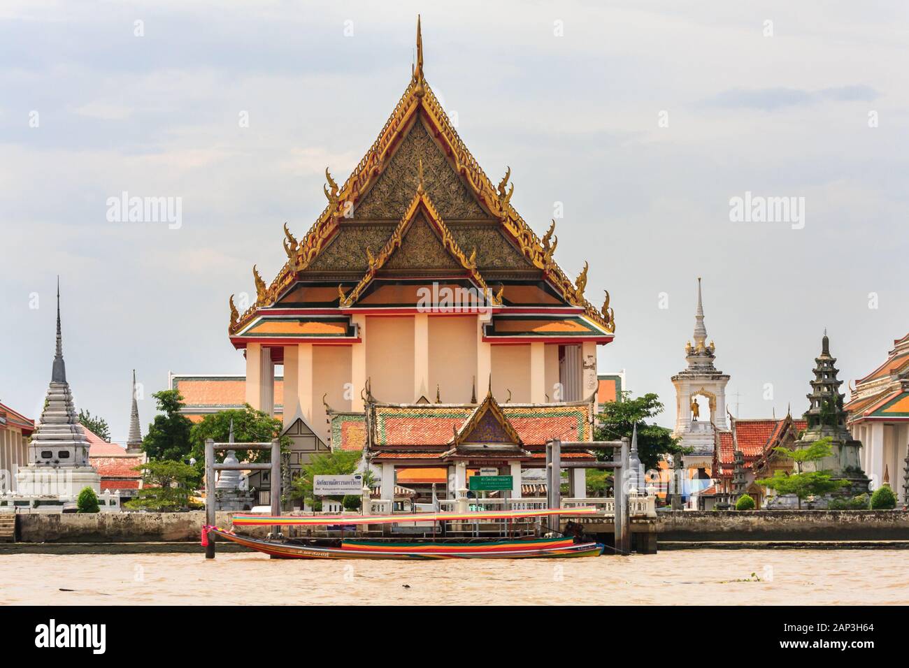 Imbarcazione attraccata al molo al di fuori di Wat Kalayanamitr Varamahavihara sul Fiume Chao Phraya, Bangkok, Thailandia Foto Stock