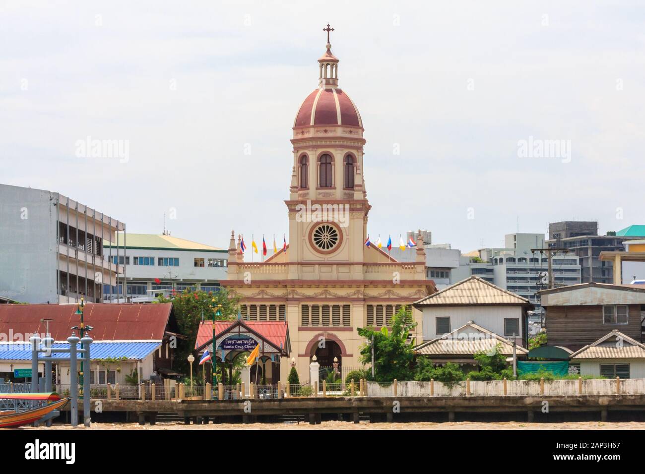 Vista della Santa Cruz Chiesa Portoghese sul Fiume Chao Phraya, Bangkok, Thailandia Foto Stock