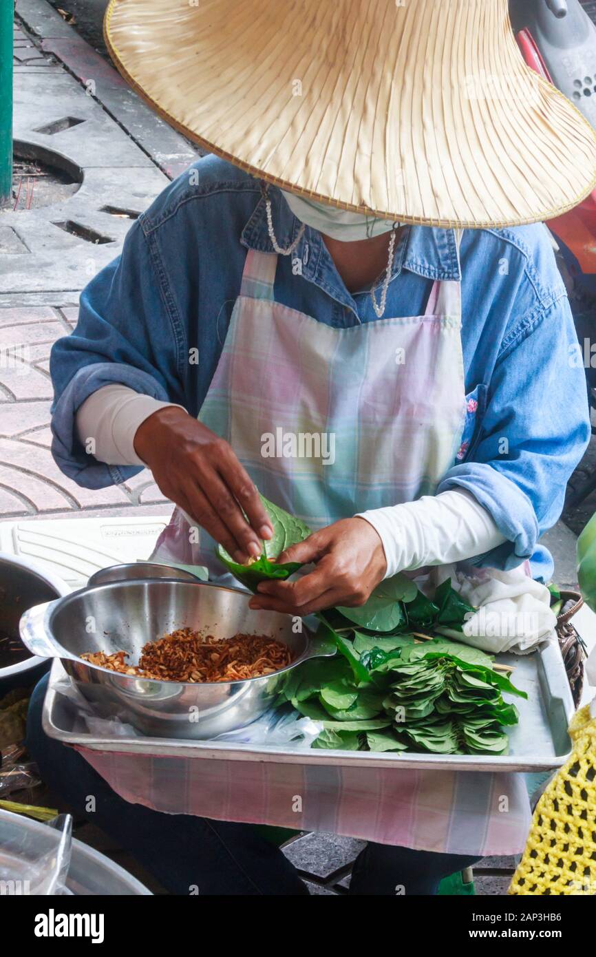 Bangkok, Tailandia - 27 Settembre 2016: un cibo di strada preparazione del fornitore di betel il dado si avvolge (Miang Kham). Si tratta di un popolare snack tra i thailandesi. Foto Stock