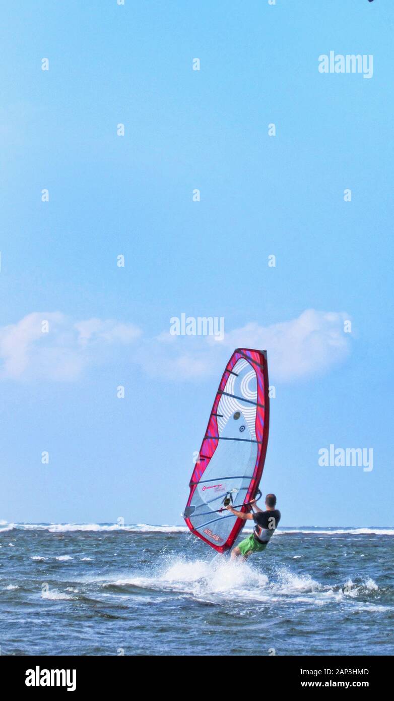 Il windsurf è uno sport di superficie popolare che è sia vela che surf.Pagudpud, Ilocos Norte, è una destinazione di windsurf per il suo windpower. Foto Stock