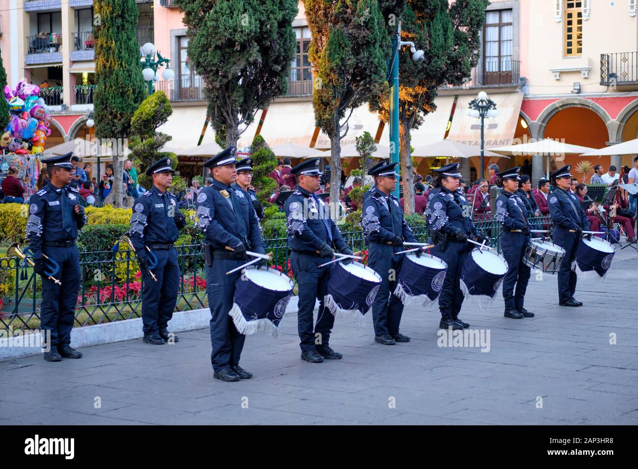 Puebla, Messico. La polizia municipale della banda musicale eseguendo n piazza centrale durante la cerimonia ufficiale Foto Stock