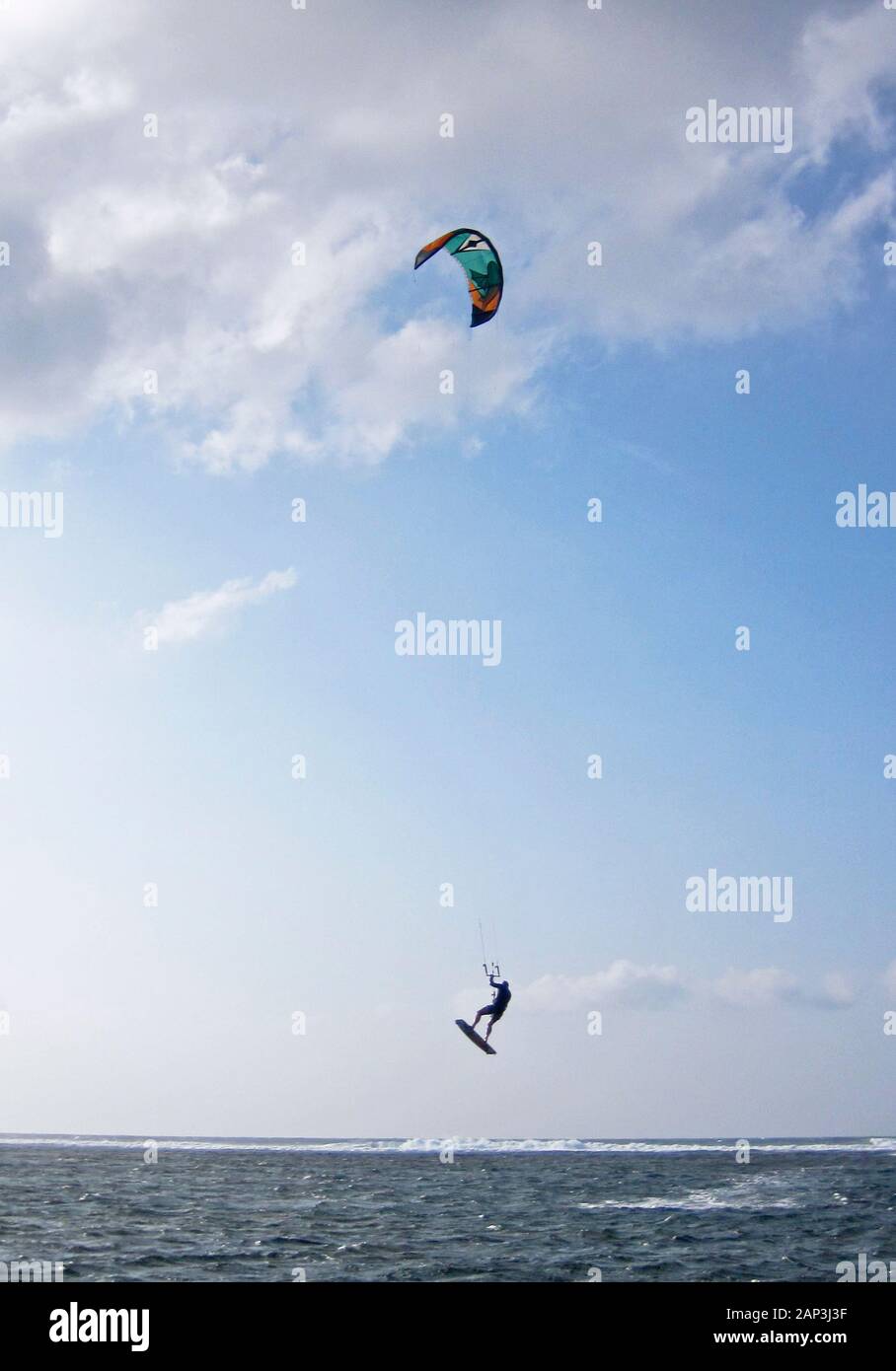 Kiteboarding o kitesurf è uno sport d'azione che combina wakeboarding, snowboard, windsurf, parapendio skateboarding e vela. Foto Stock