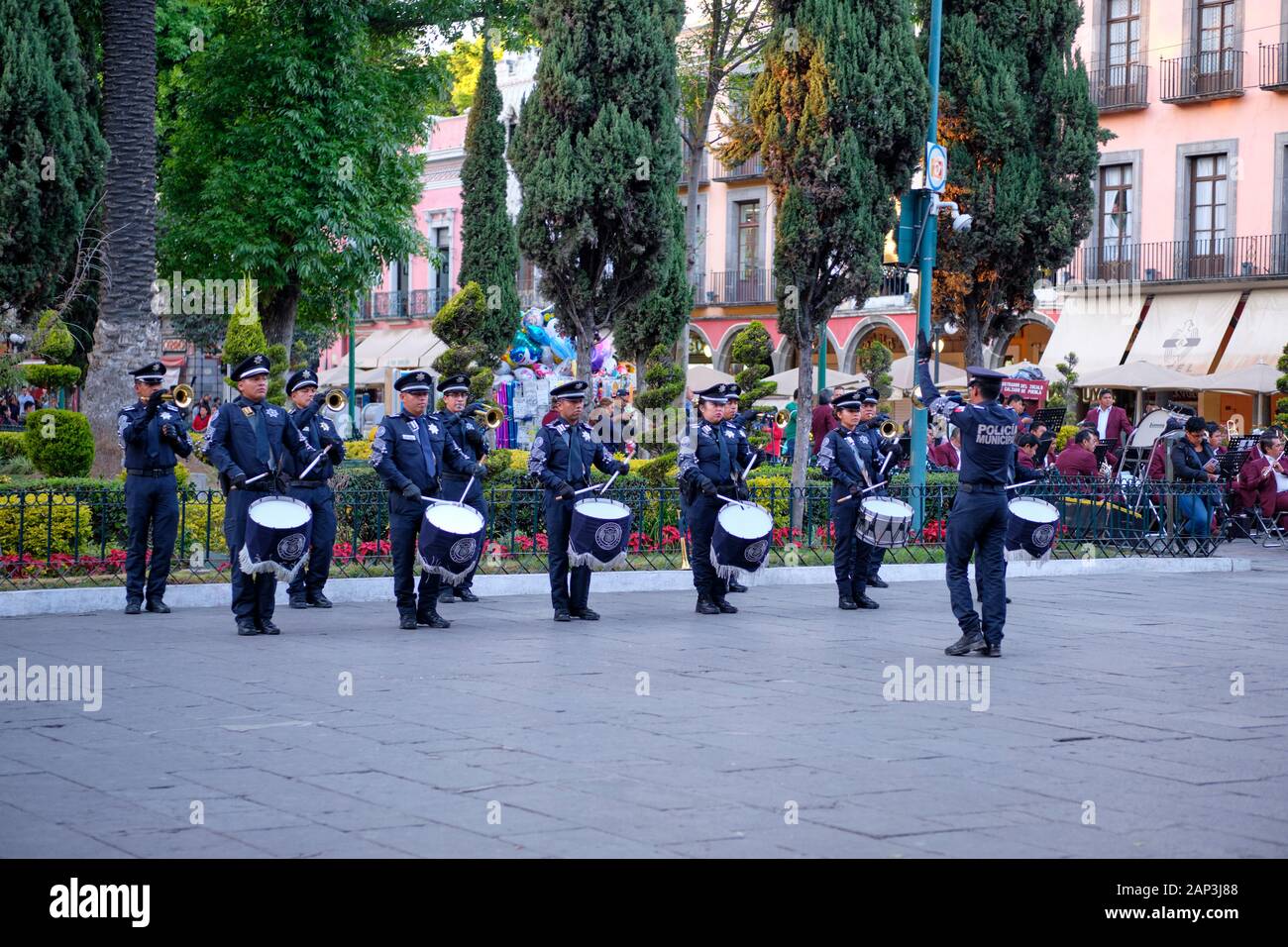 Puebla, Messico. La polizia municipale della banda musicale eseguendo n piazza centrale durante la cerimonia ufficiale Foto Stock