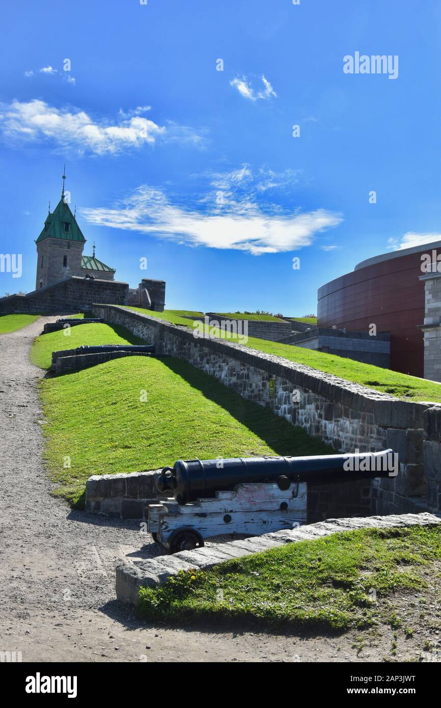 Le mura, le porte e le fortificazioni della città vecchia di Quebec Foto Stock