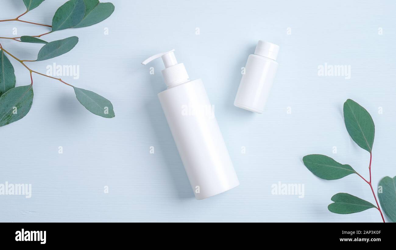 Cosmetici SPA Il branding mockup. Chiara bottiglia di shampoo e olio essenziale contenitore mockups branding. Di origine organica naturale prodotto di bellezza concetto, laici piana min Foto Stock