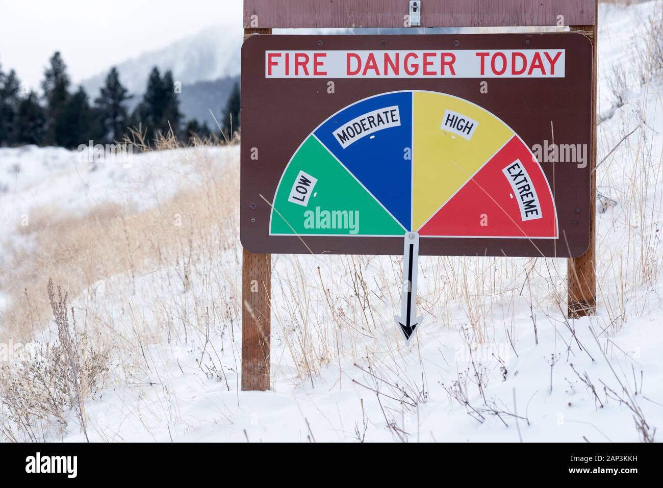 Pericolo di incendio sign in inverno, Wallowa Valley, Oregon. Foto Stock