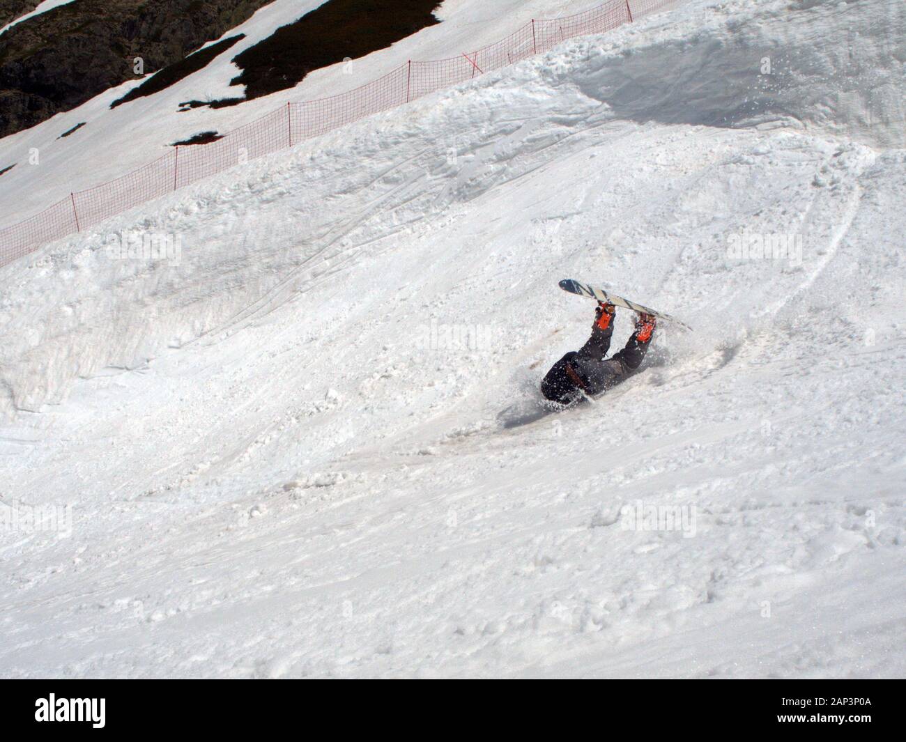 Snowboarder caduto nella neve da grande altezza. La Russia Sochi 05.11.2019 Foto Stock