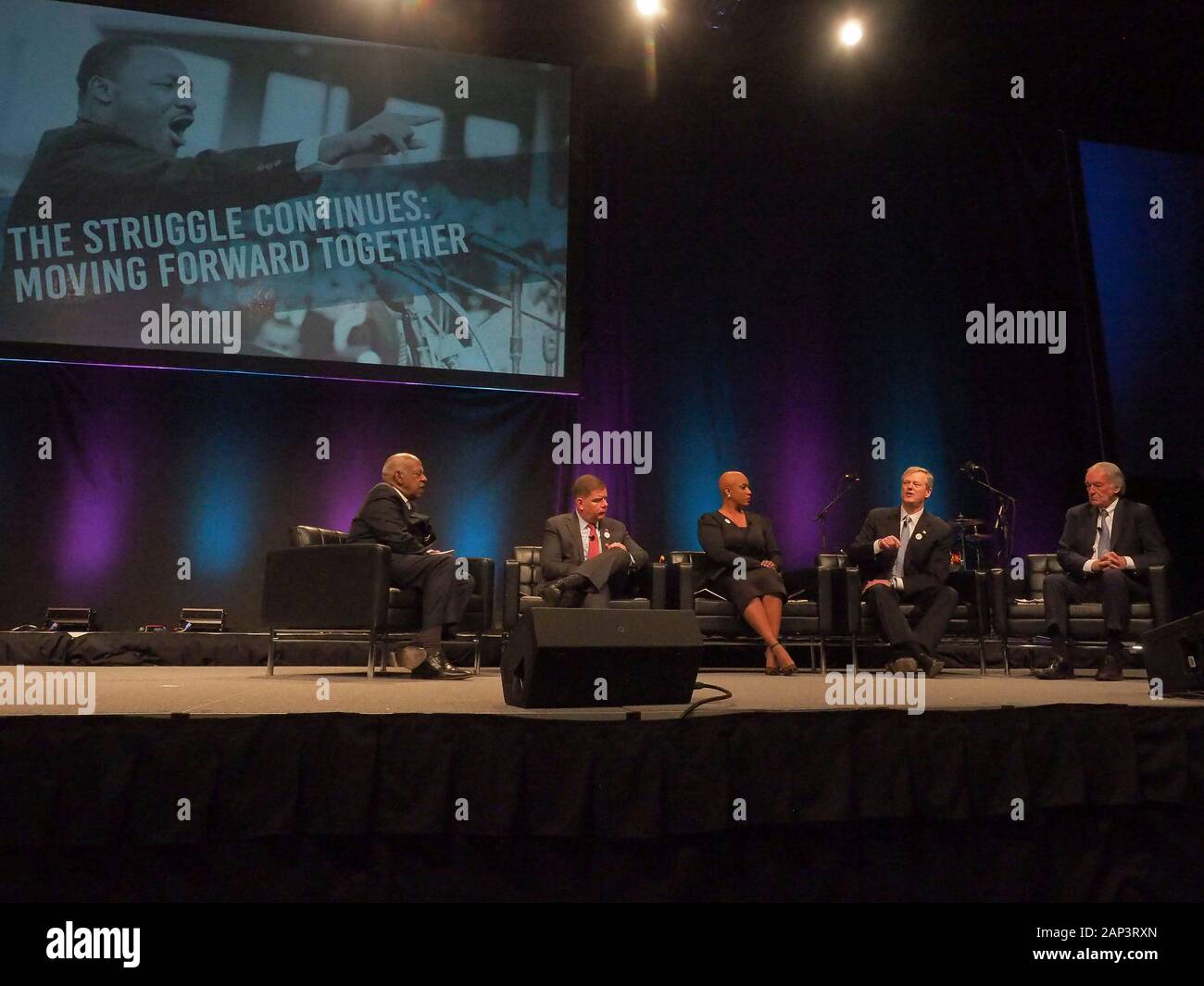 Boston, MA, Stati Uniti d'America. Xx gen, 2020. Museo del Centro Nazionale di artisti afro-americana Direttore Barry Gaither Modera una discussione con il sindaco di Boston Martin Walsh, sost. Ayanna Pressley, Gov. Charlie D. Baker e Sen. Edward Markey a BostonÃs cinquantesimo annuale di MLK Memorial prima colazione. Il tema di questo evento yearÃs celebrando il Dott. RE è "La lotta continua: andare avanti insieme. Credit: Sue Dorfman/ZUMA filo/Alamy Live News Foto Stock