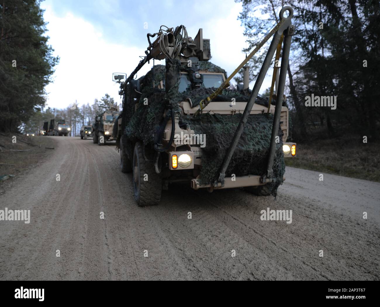 Gli elementi della seconda brigata corazzate contro la squadra, 1° Divisione di cavalleria, il convoglio per la Hohenfels Area Formazione per risolvere combinato XIII a gennaio 18, 2020. Combinate risolvere XIII è un biennale U.S. Esercito in Europa e il settimo Esercito di formazione led Comando esercizio destinato a valutare e certificare la disponibilità e l'interoperabilità di U.S. Le forze mobilitate in Europa a sostegno di Atlantic risolvere. (U.S. Esercito nazionale Guard photo by Staff Sgt. Gregory Stevens) Foto Stock