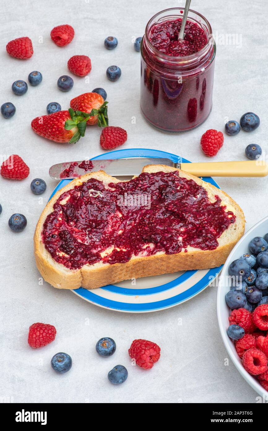 In casa semi di chia marmellata di frutti di bosco su pane con frutta Foto Stock