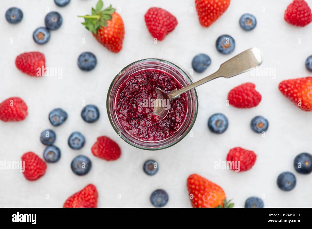 Vasetto di fatti in casa semi di chia marmellata di frutti di bosco con frutta Foto Stock