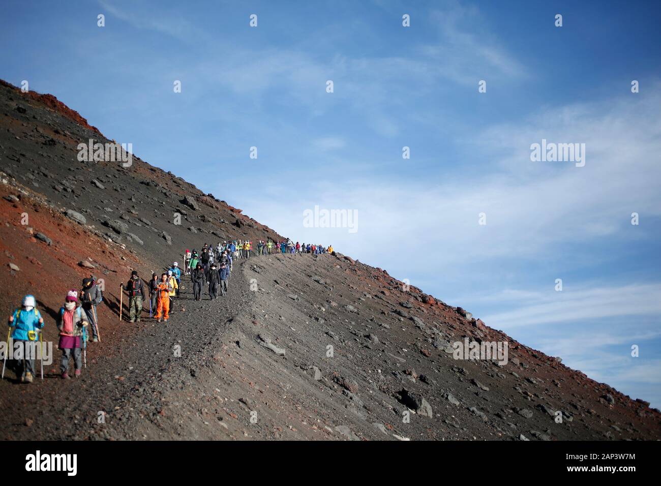Persone che scendono dalla cima del Monte Fuji al mattino, Giappone. Foto Stock