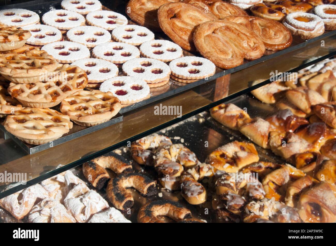 Torte e paste visualizzati in una finestra del negozio in Glen Huntly Road, Elsternwick, Melbourne Foto Stock