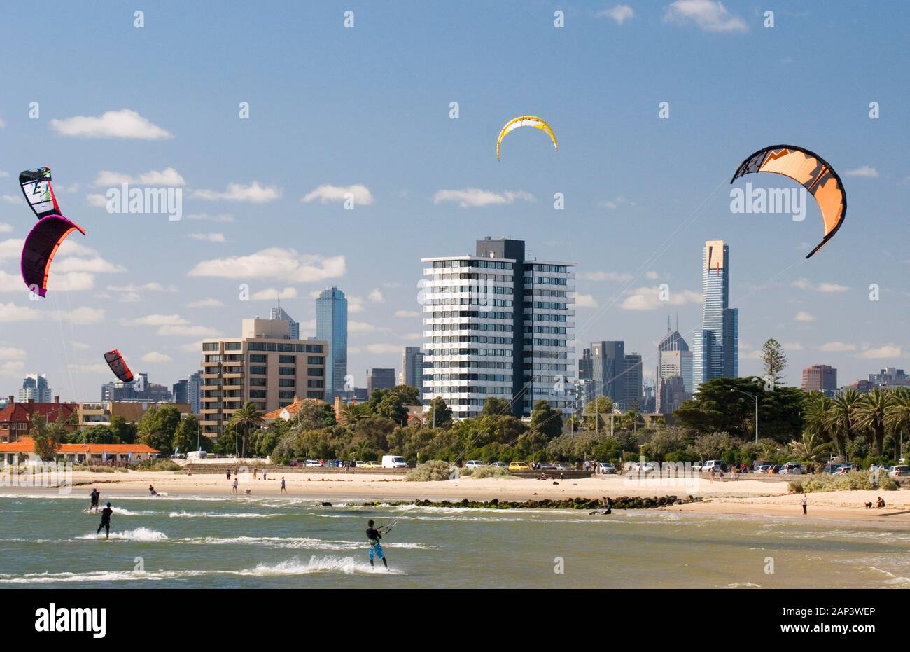 Il parasailing su St Kilda Beach sulla Port Phillip Bay, Melbourne, Australia Foto Stock