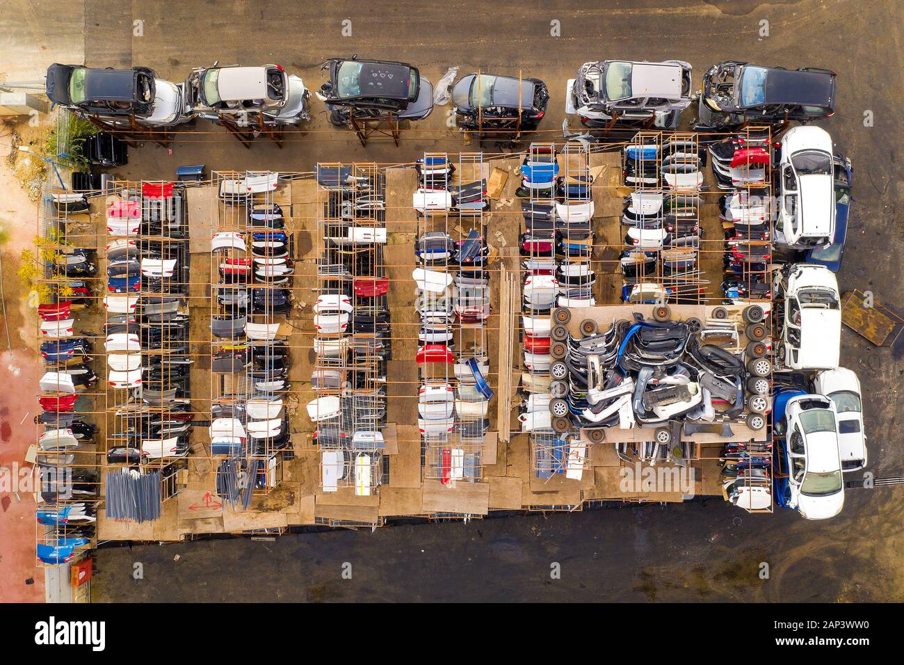 Ampio parcheggio per auto e veicoli Salvage, vista aerea. Foto Stock