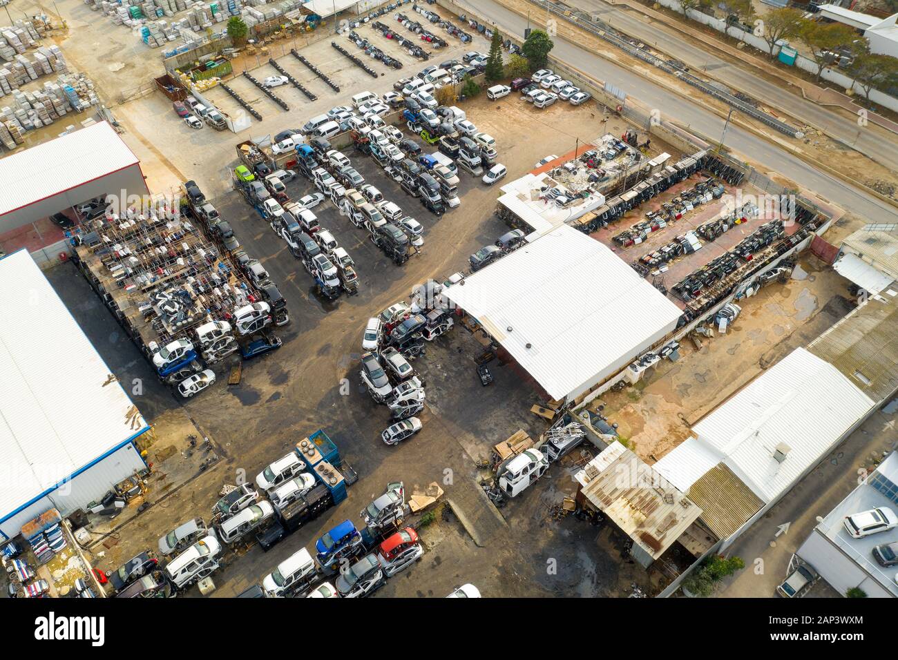 Ampio parcheggio per auto e veicoli Salvage, vista aerea. Foto Stock