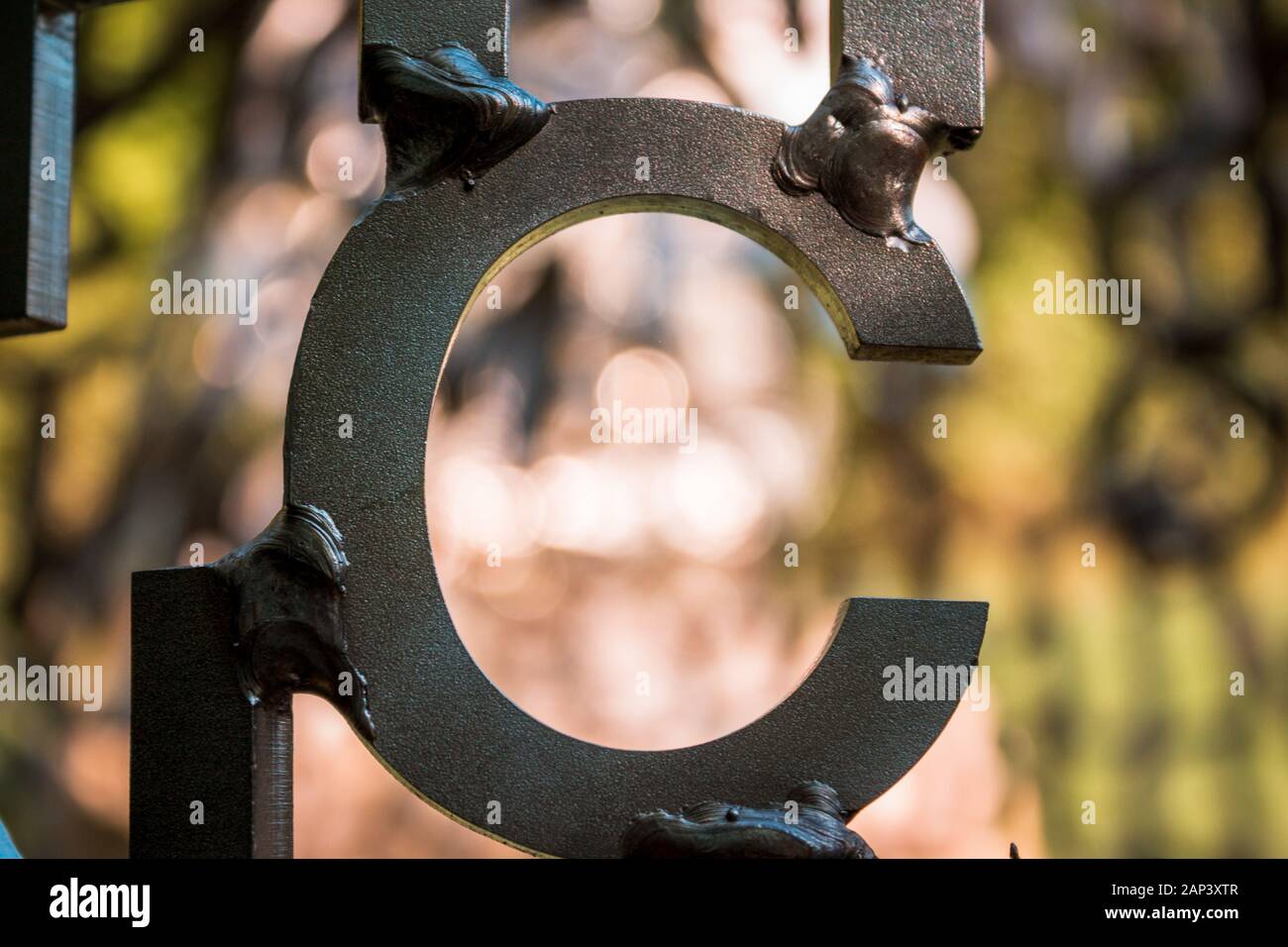 Lettera in metallo C brandisci in una statua ai Giardini Frederik Meijer Foto Stock