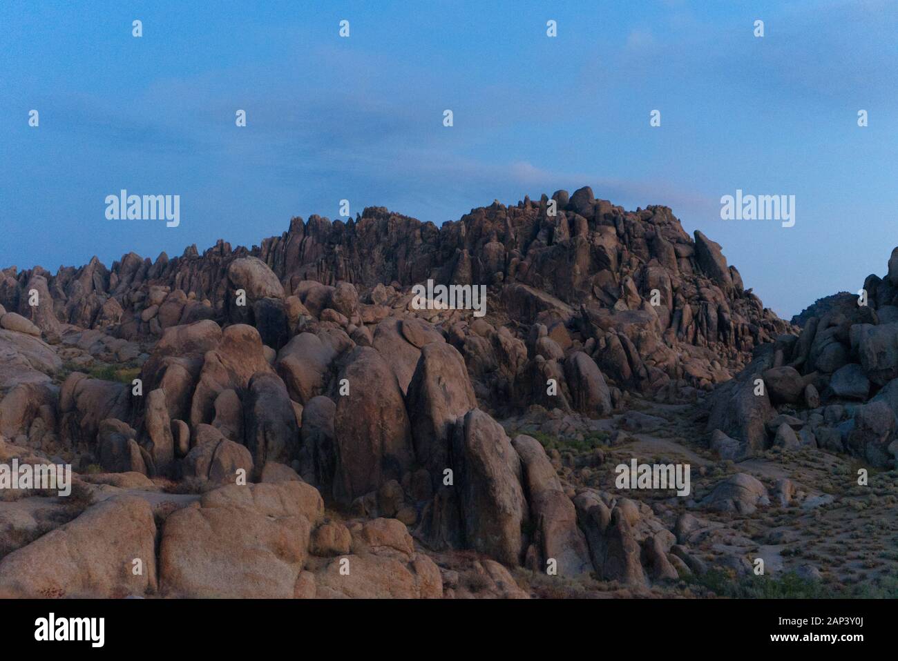 Strana formazione di roccia di granito, nessuna vegetazione, vicino Whitney Portal, Nevada, USA Foto Stock