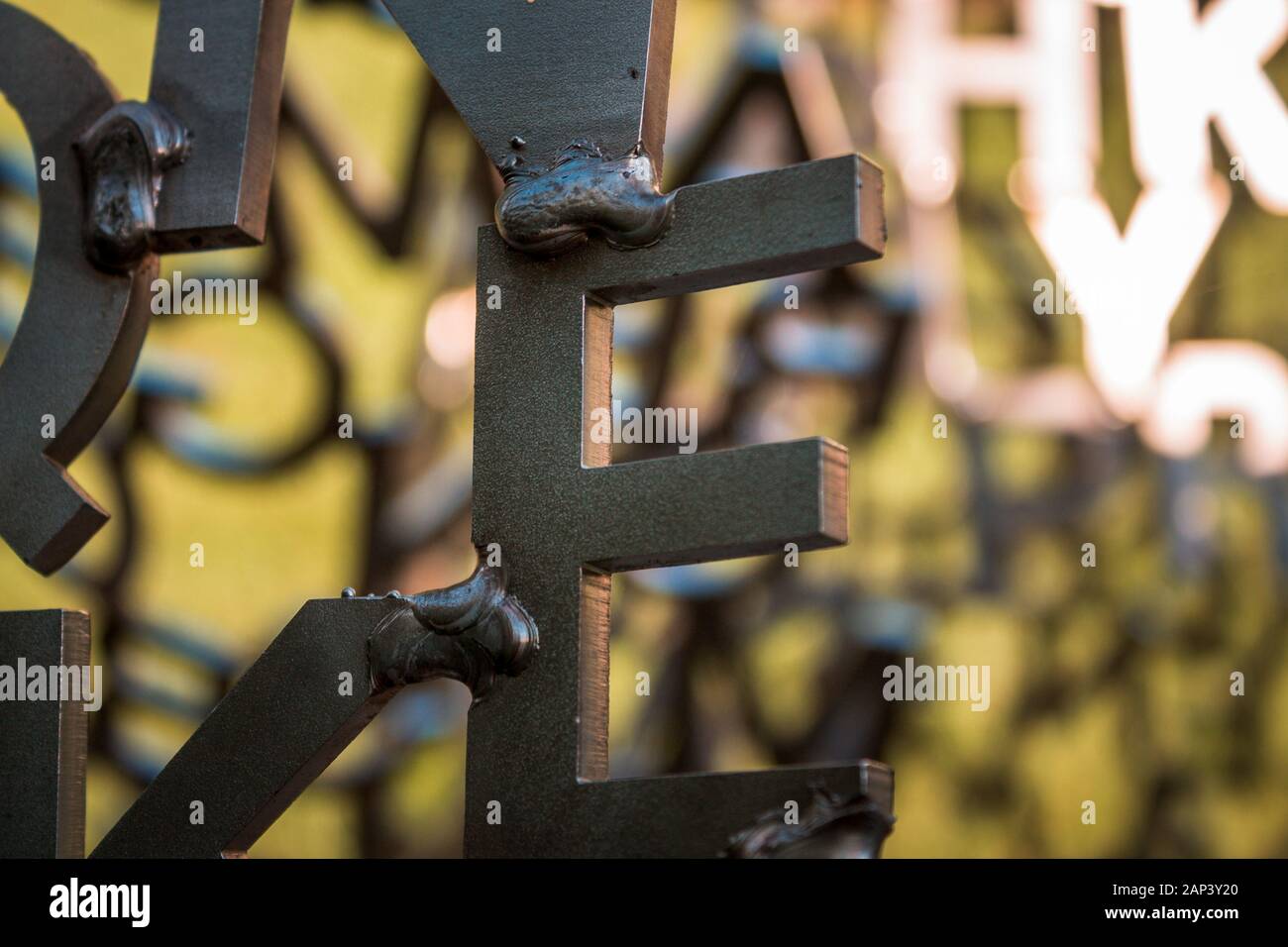 La lettera e è stata posta in una statua di metallo Foto Stock