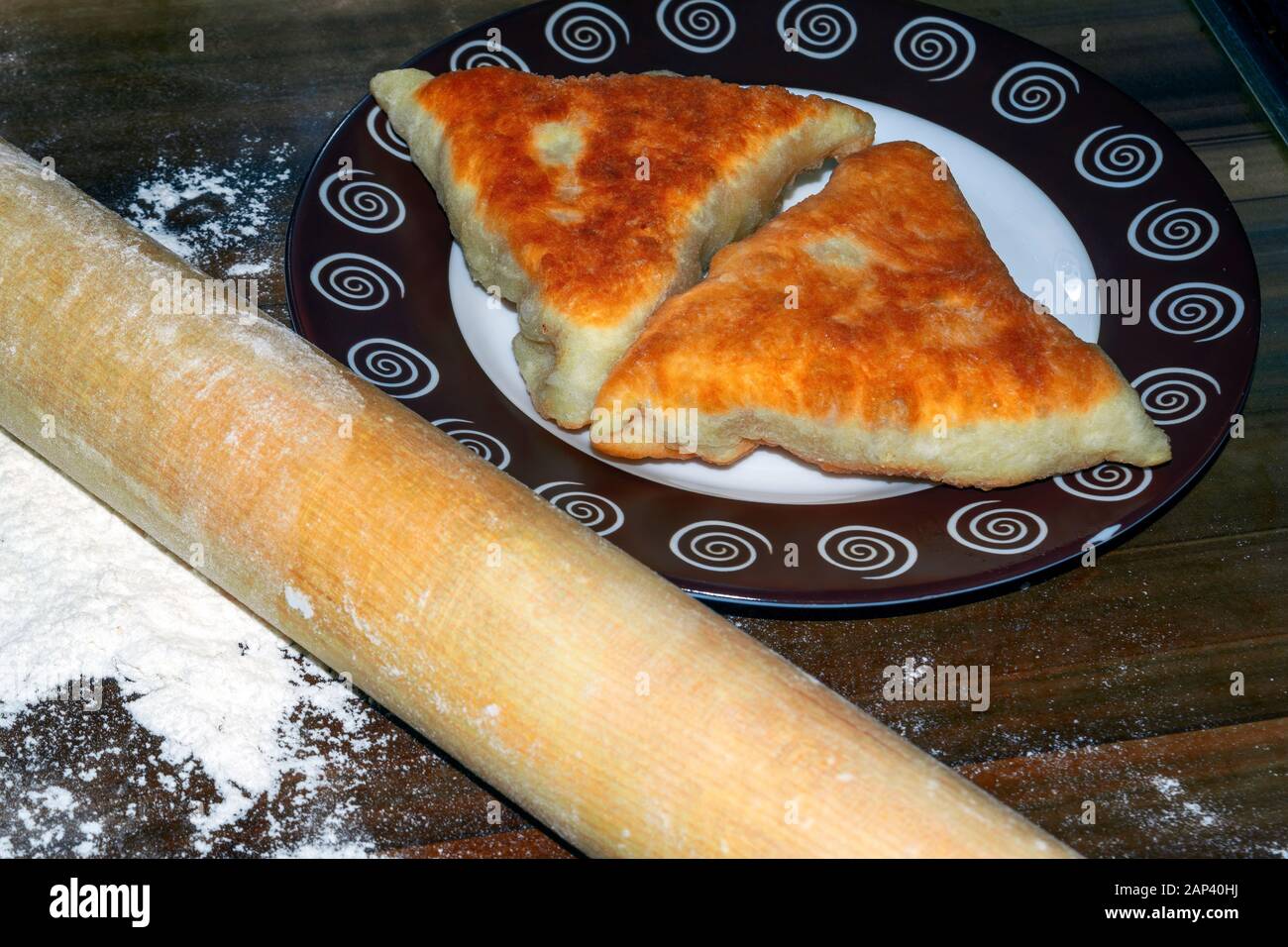 Tradizionale russo pasticci di carne belyashi. Belyashes su un tavolo. Russo, Bashkir e cucina tartara. Foto Stock