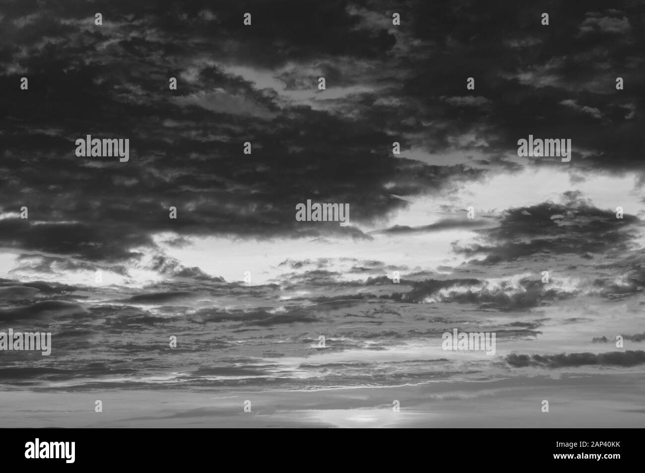 Estate bianca e nera che brucia il tramonto o il cielo dell'alba con nuvole sparse Foto Stock