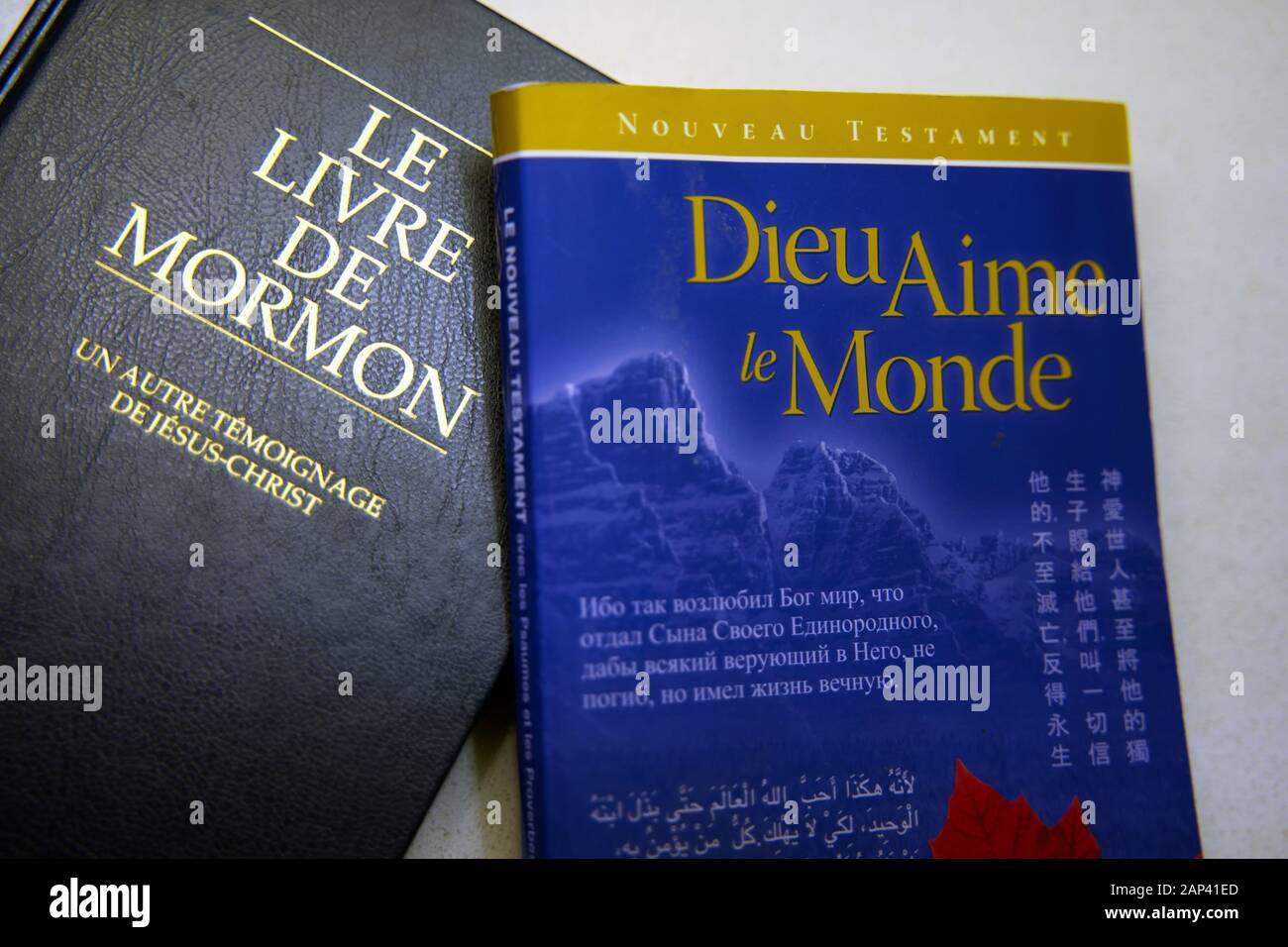 Montreal, Canada. Luglio 2019. Il Libro di Mormon e Dio Ama il mondo in un'edizione tradotta in francese. Foto Stock
