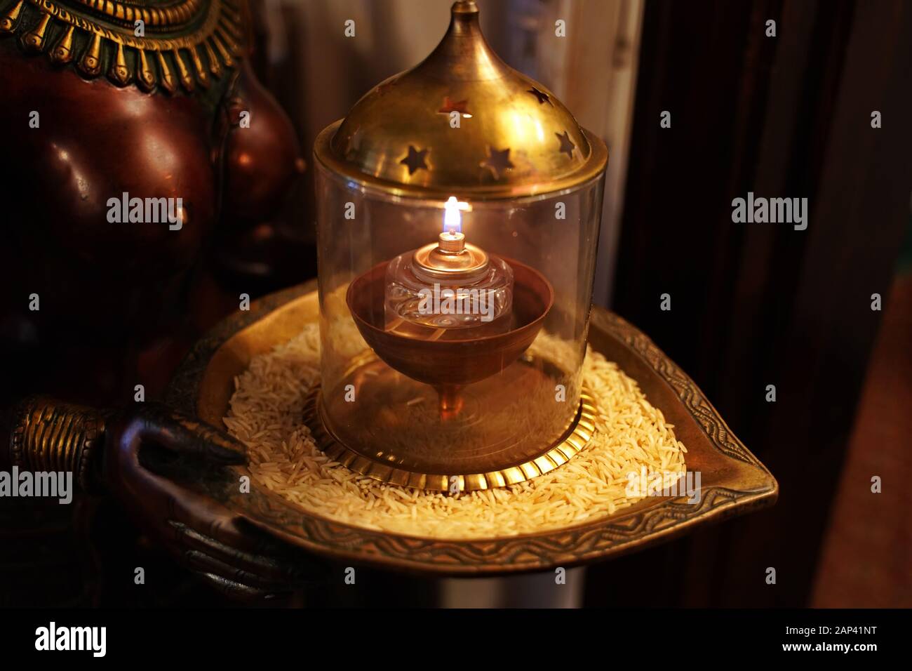 L'offerta di riso e di una lampada illuminata su una divinità è solo alcuni dei rituali dell'Induismo. Foto Stock