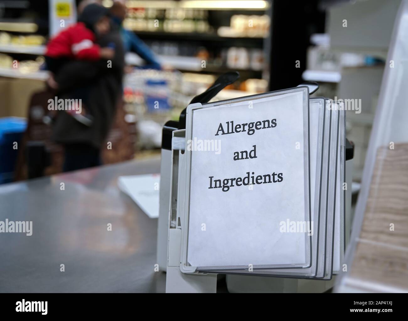 L'allergia alimentare e i documenti degli ingredienti Binder al negozio di alimentari fornisce informazioni ai consumatori dello shopping su questa conditio medico che minaccia la vita Foto Stock