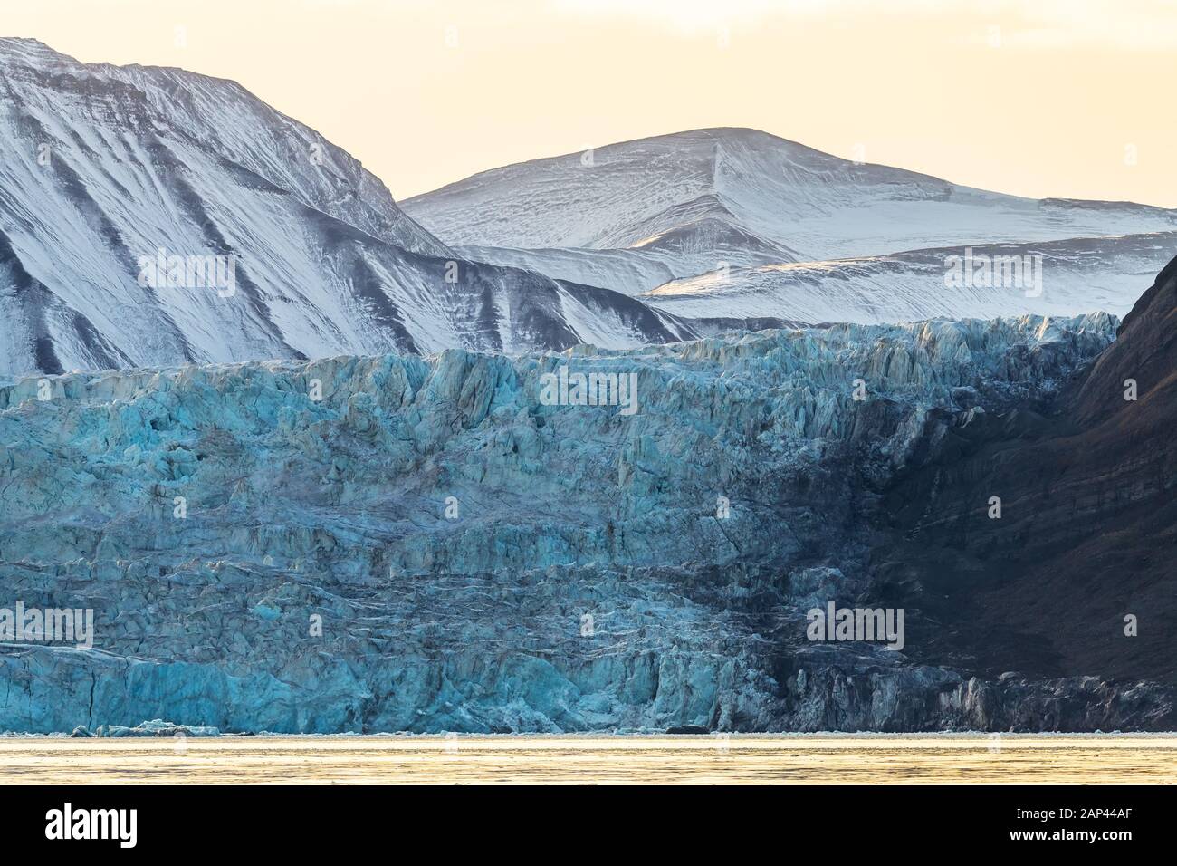 grande ghiacciaio blu di fronte alla catena montuosa ghiacciata - incredibile paesaggio artico Foto Stock
