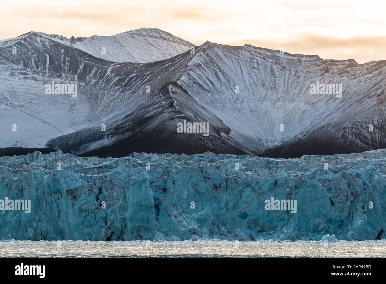 grande ghiacciaio blu di fronte alla catena montuosa ghiacciata - incredibile paesaggio artico Foto Stock