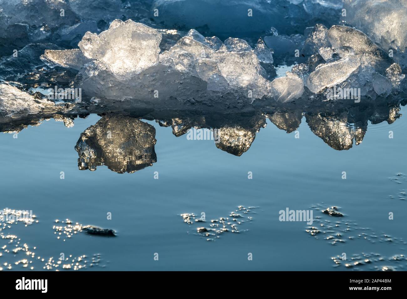 Luminoso ghiaccio di deriva inondato di sole sull'oceano Artico Foto Stock