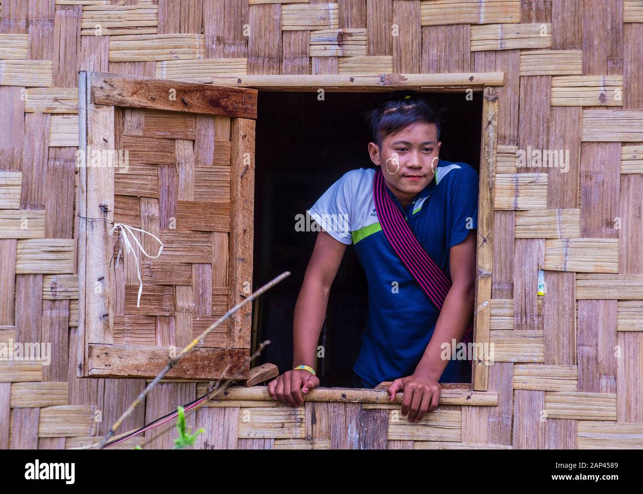 Giovane birmano in un villaggio vicino al lago Inle Myanmar Foto Stock