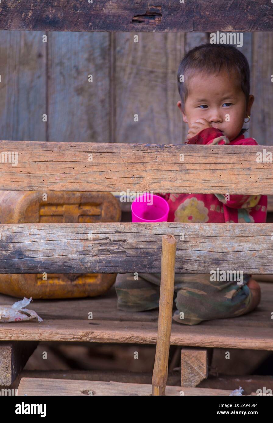 Bambino birmano in un villaggio vicino al lago Inle Myanmar Foto Stock