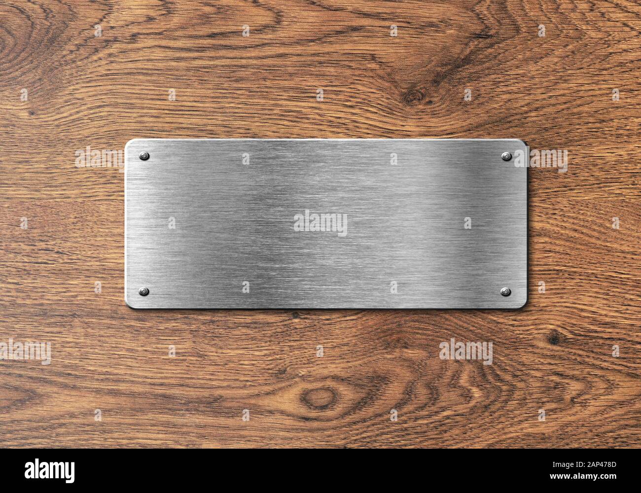 Piastra in argento lucido su sfondo di legno per testo pubblicitario, nomi o loghi Foto Stock