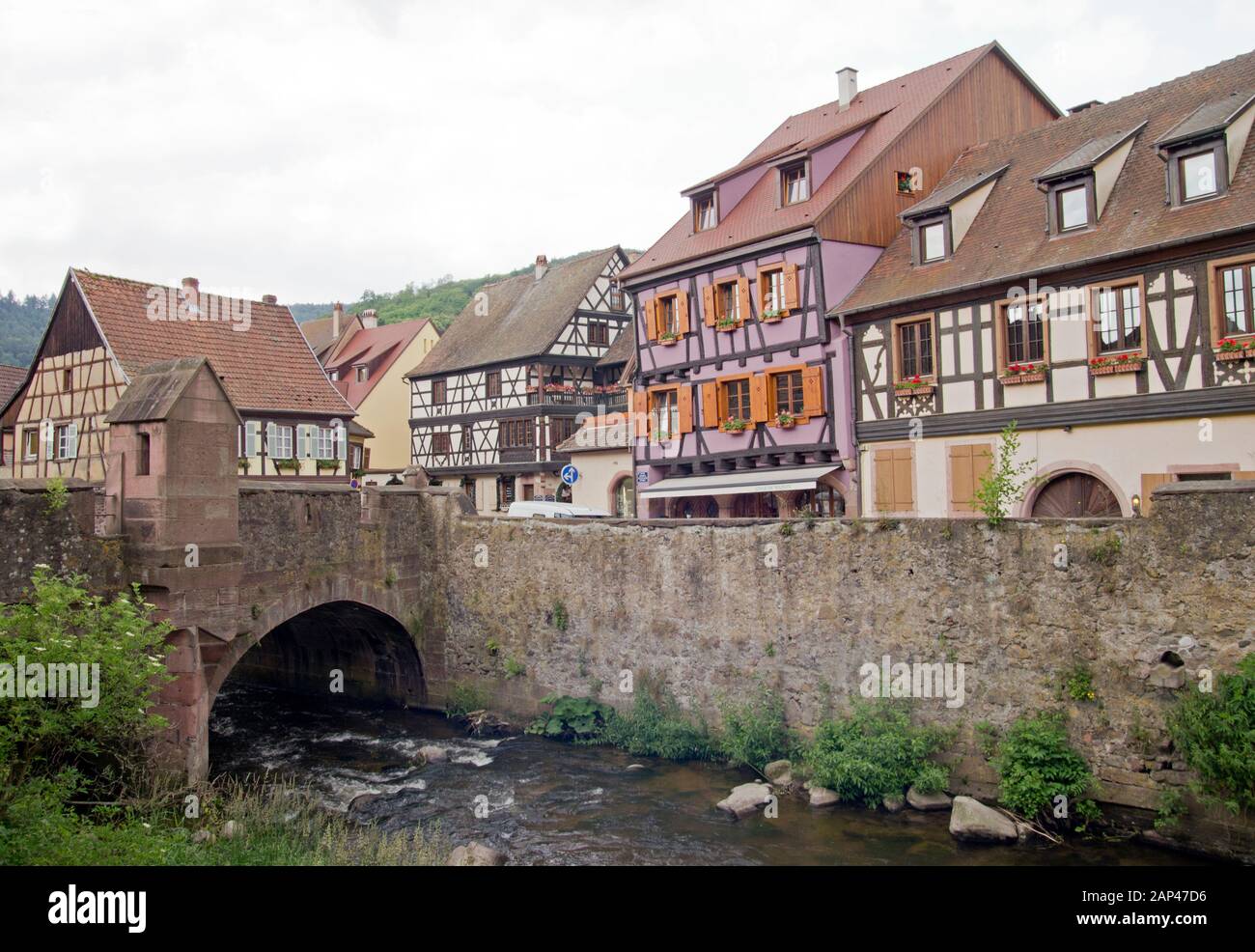 Riverside edifici in Kaysersberg-Vignoble Alsazia Foto Stock