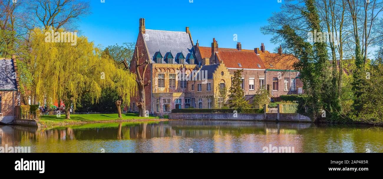Bruges, Belgio Minnewater lago dell'amore e le case medievali panorama di intestazione Foto Stock