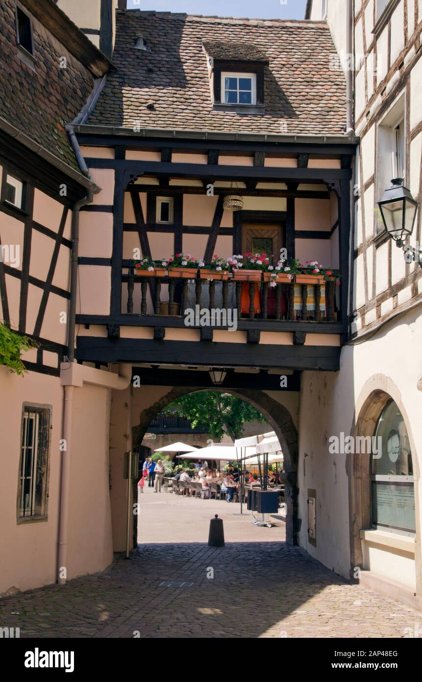 Porta ad arco in legno incorniciato edificio, Colmar Alsazia Foto Stock