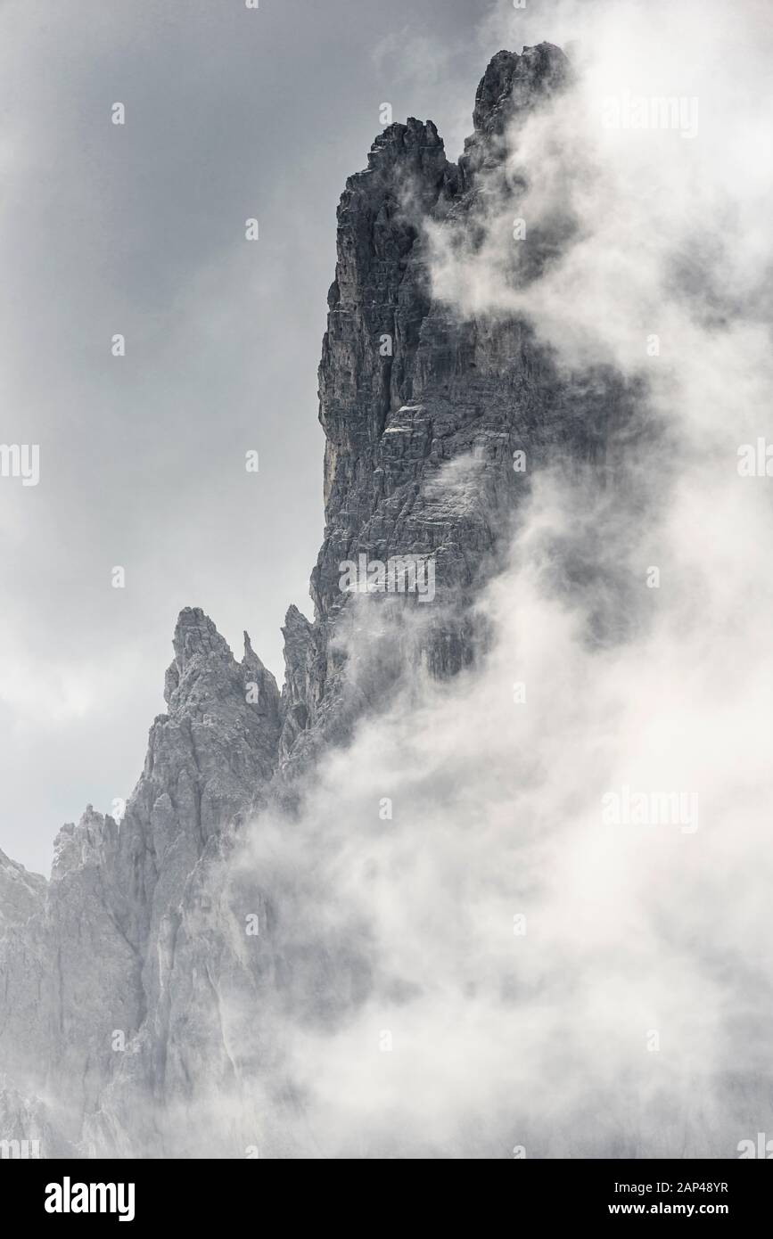 Bizzarre cime montuose con nuvole drammatiche, Cimon di Croda liscia e Cadini Group, Dolomiti Sexten, Belluno, Italia Foto Stock