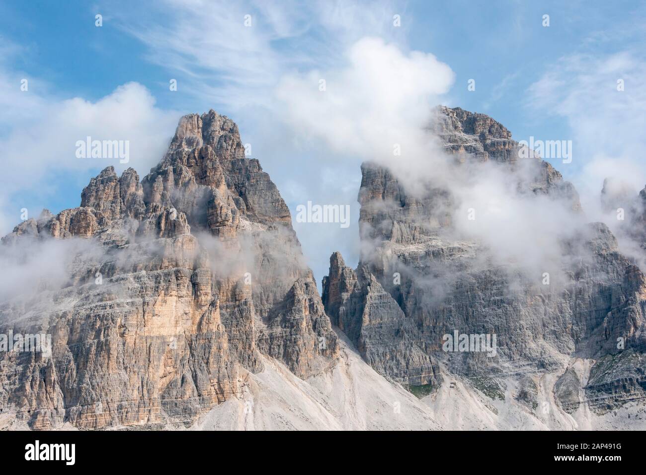 Tre Cime di Lavaredo, cime di montagna ricoperte di nuvole, faccia sud, Dolomiti Sexten, Belluno, Italia Foto Stock