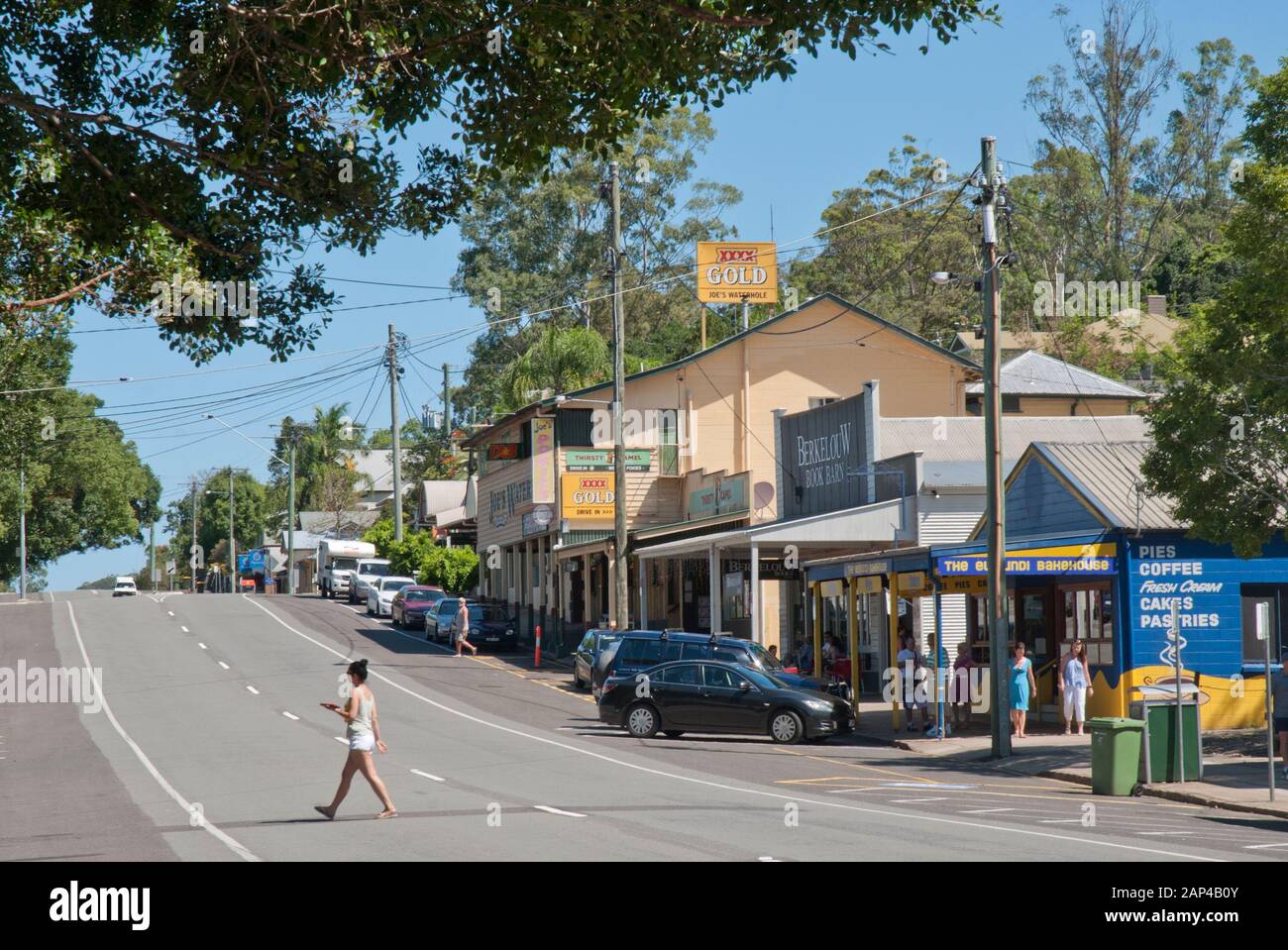 La strada principale di Eumundi nella Sunshine Coast hinterland, sud del Queensland, sul Boxing Day (26 dicembre) vacanza. Foto Stock