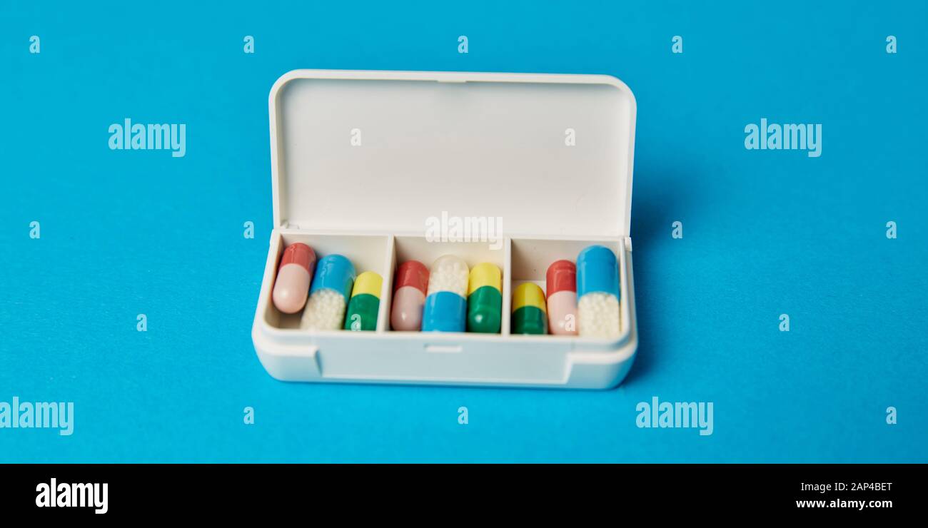 Aprire porta pillole con le pillole e capsule come medicina Foto Stock