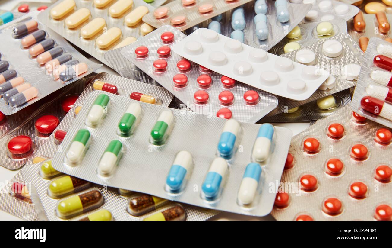 Molte colorate pastiglie e farmaci farmaci imballaggi in plastica Foto  stock - Alamy