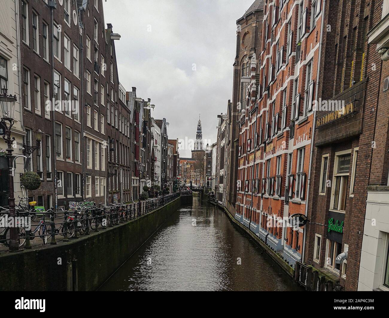 Amsterdam, Paesi Bassi - 11 gennaio 2020: Edifici tradizionali dei canali vista dell'architettura del centro di Amsterdam, olanda Foto Stock