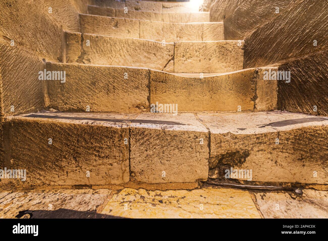 Scalinate di una scala molto logorate nella Chiesa o un Santo Sepolcro, Gerusalemme Foto Stock