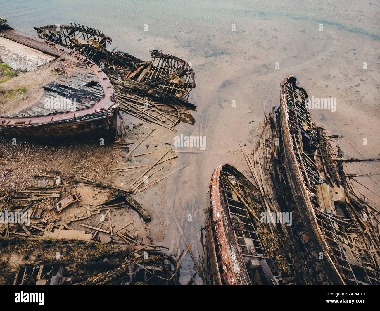 Cimitero di navi vecchie Teriberka Murmansk Russia, rimane in legno della pesca industriale di barche in mare. Concetto di industrializzazione. Antenna vista superiore Foto Stock