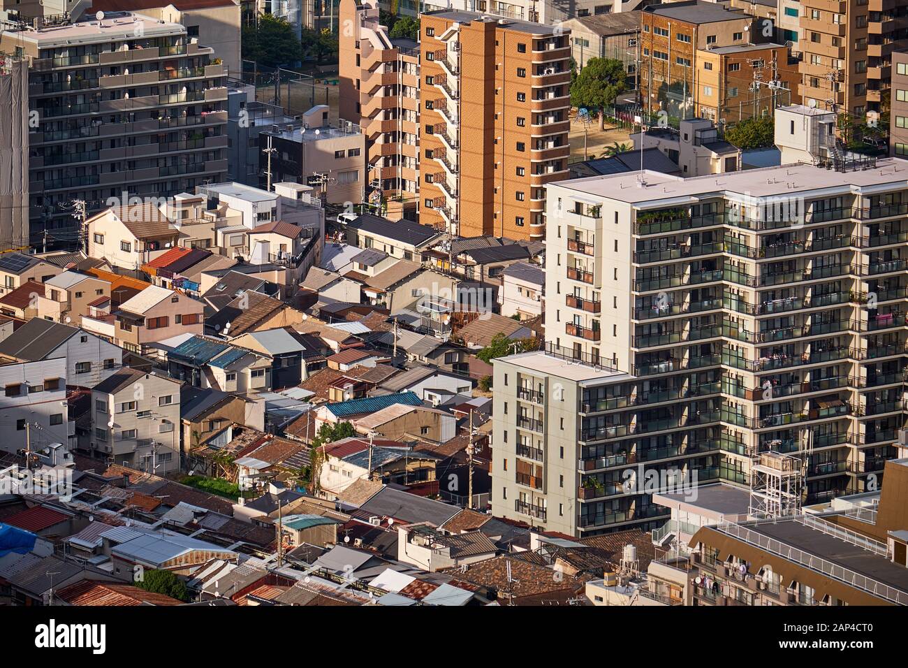 Gli uccelli vista degli stili moderni e tradizionali delle residenze giapponesi: La casa singola-famiglia indipendente e l'edificio a più unità nel cen Foto Stock