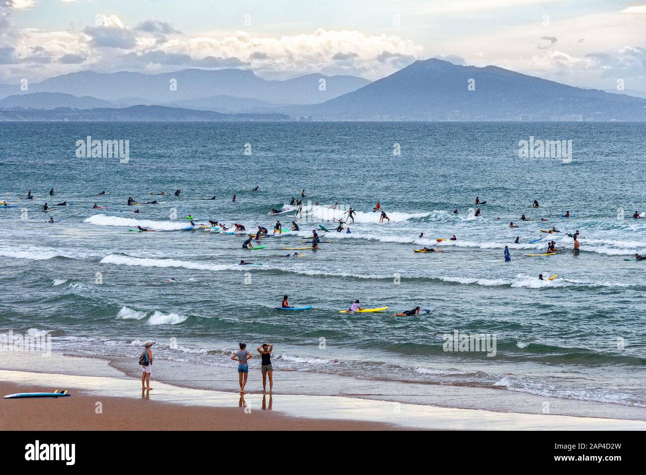 Surfer il Grande Plage. Barritz, Francia Foto Stock