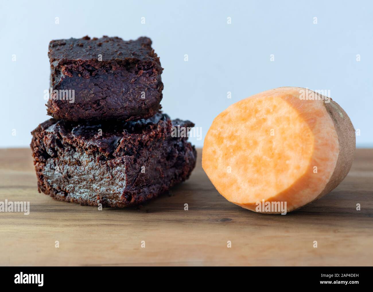 primo piano brownies di cioccolato vegano a base di piante a base di patate dolci su un piano di fondo per lo spazio copia Foto Stock